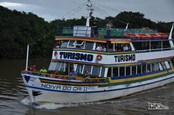 Encontro com outro barco de turismo no rio Jacuí, região de Porto Alegre, a capital do Rio Grande do Sul